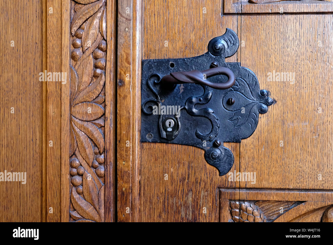 Eine alte Tür am Basler Rathaus, Schweiz Griff Stockfoto
