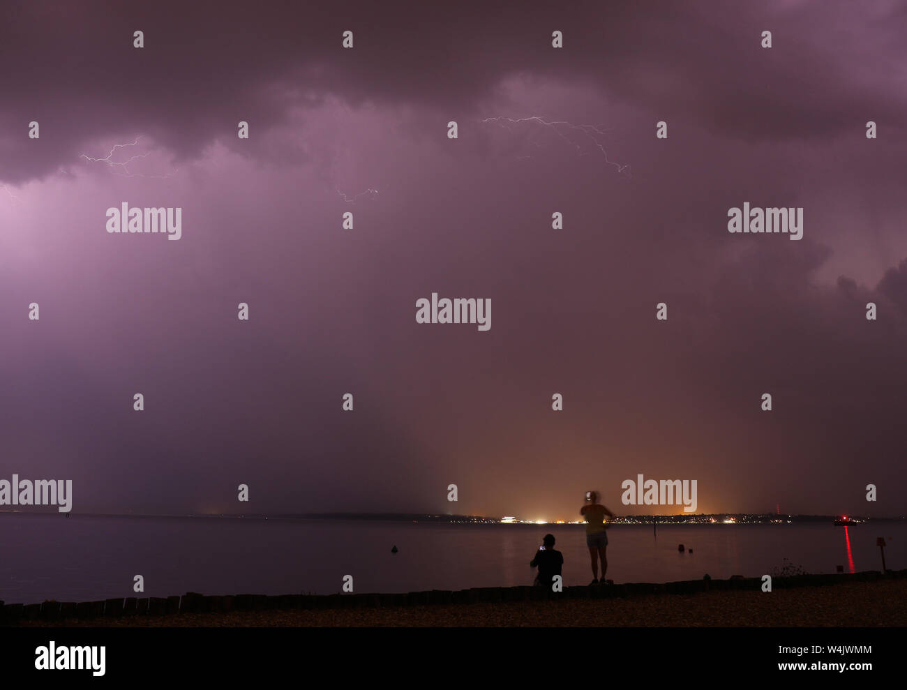Southampton, Hampshire, Großbritannien. 24. Juli 2019. UK Wetter: Gewitter und Stürme über Calshot Strand in Southampton. Kredit Stuart Martin/Alamy leben Nachrichten Stockfoto