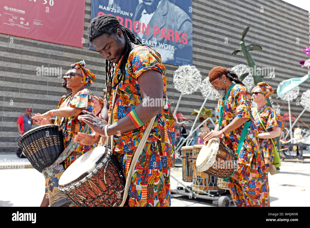 Ein afroamerikanischer Schlagzeuger und seine Truppe nehmen an der Parade 2019 The Circle Procession in Cleveland, Ohio, USA Teil. Stockfoto