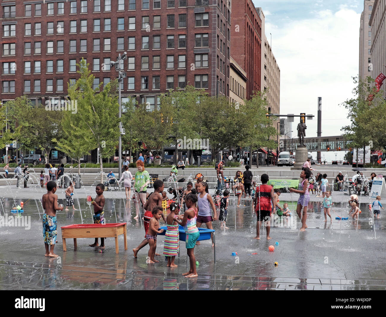 Kinder spielen in die Brunnen der öffentlichen Platz in der Innenstadt von Cleveland, Ohio, USA im Sommer. Stockfoto