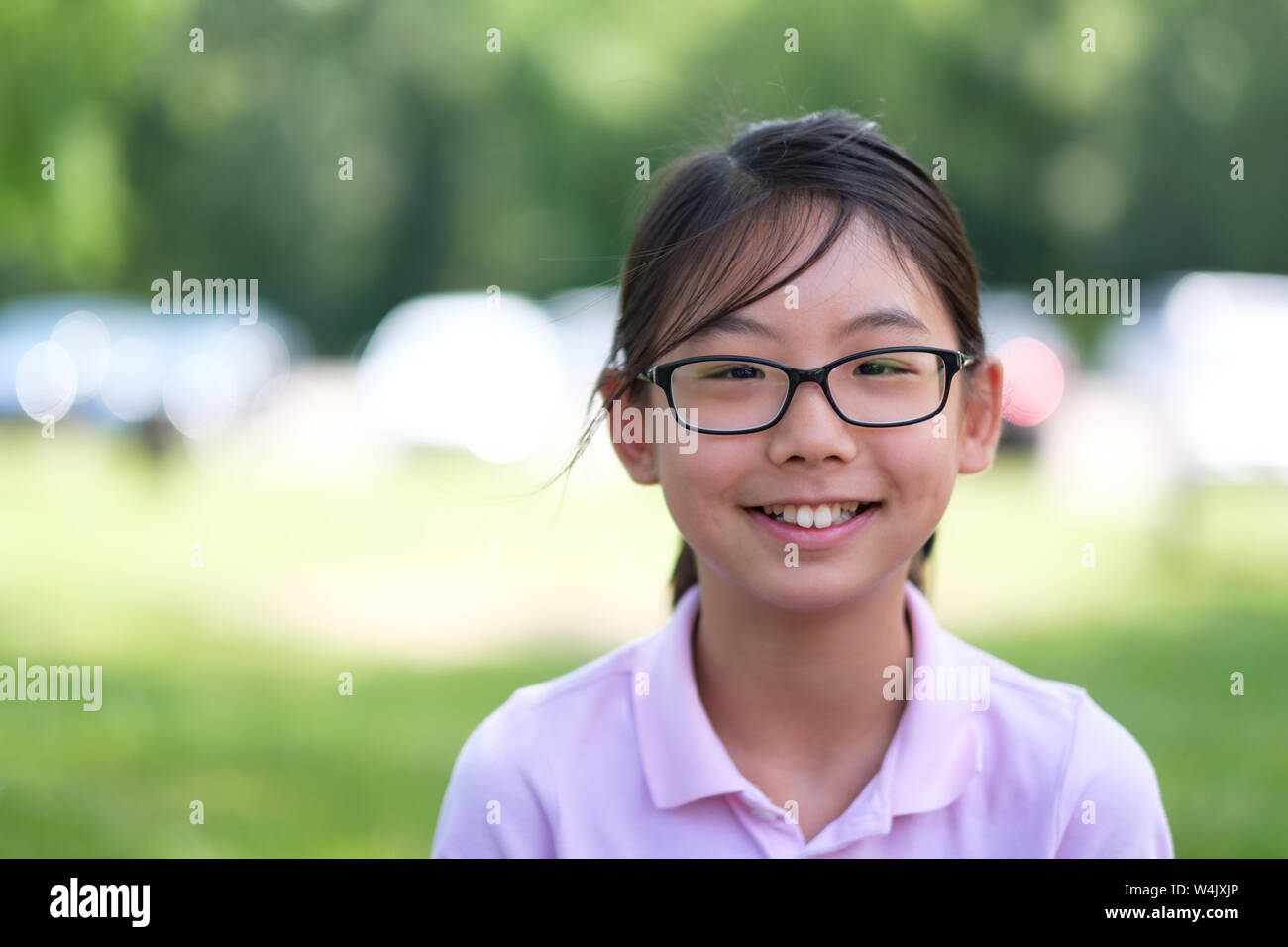 Asiatische Mädchen Porträt lächelnd im Park Stockfoto