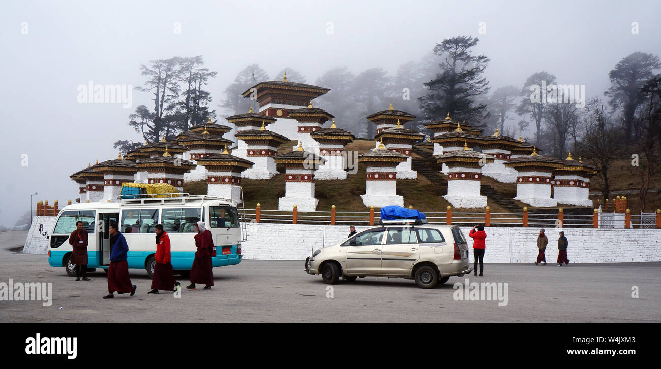 Dochula Pass, pass auf dem Weg von Thimpu nach Punakha, mit 108 Chörten Stockfoto