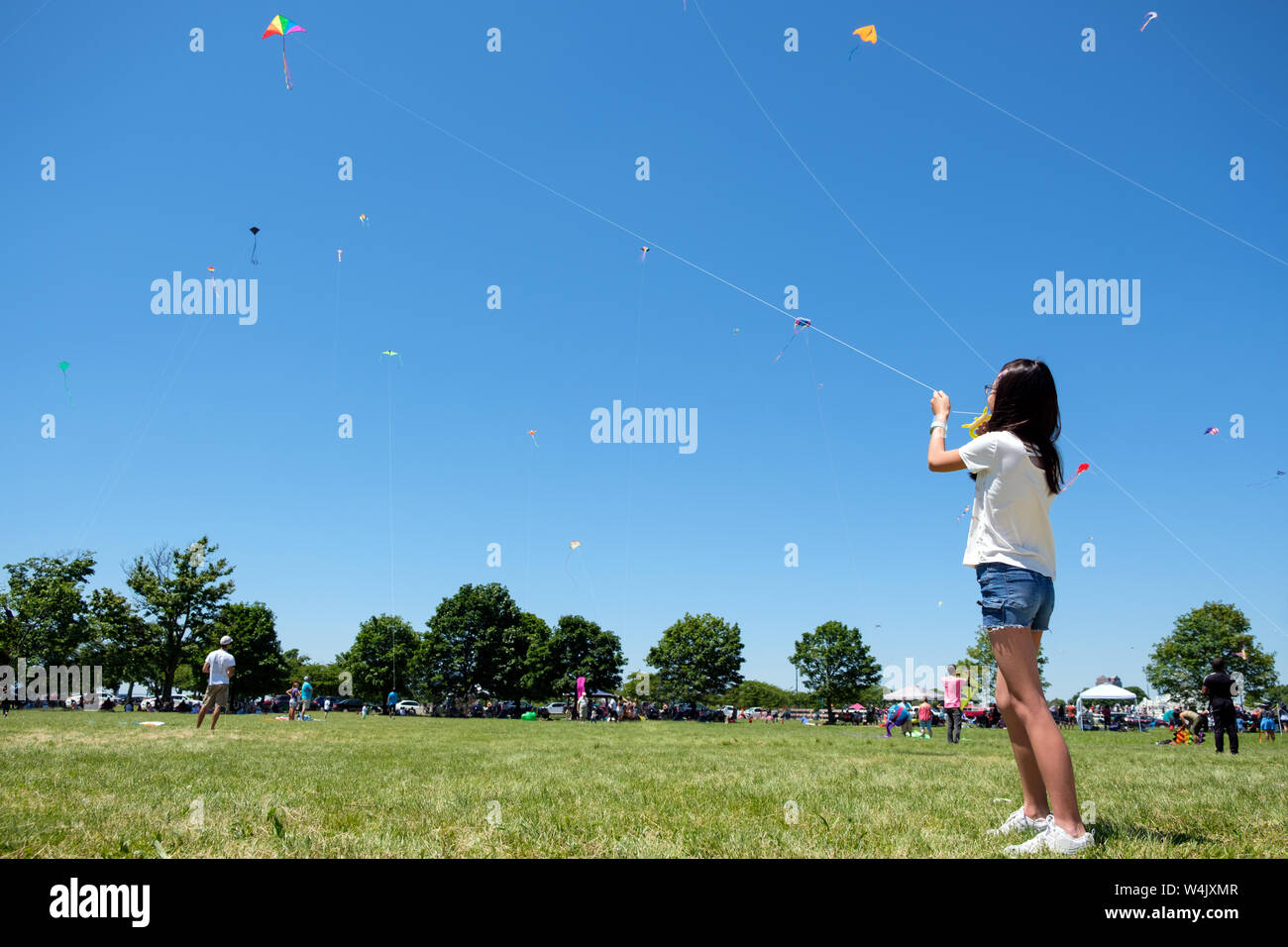 Teenager Mädchen fliegen einen Drachen in sonnigen Sommertag Stockfoto