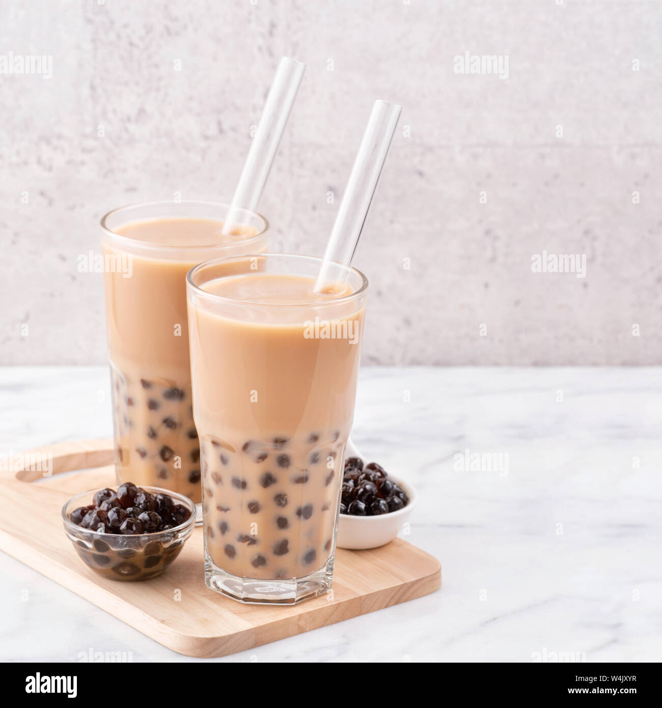 Tapioka Perlen Kugel blase Milch Tee, beliebte Taiwan trinken, trinken Glas mit Stroh auf Marmor weiß Tisch und Holz- fach, Nahaufnahme, kopieren. Stockfoto
