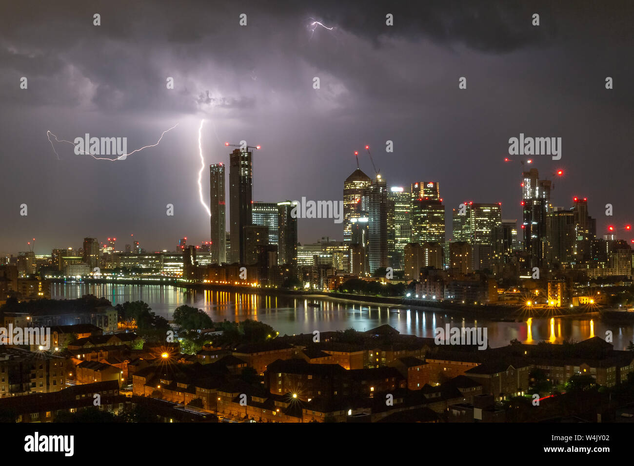 London, Großbritannien. 24. Juli, 2019. UK Wetter: Blitzschlag über Canary Wharf. Credit: Guy Corbishley/Alamy leben Nachrichten Stockfoto