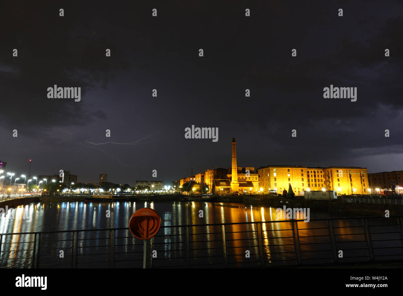 Liverpool, Großbritannien. 24. Juli 2019. Blitz leuchtet der Himmel über dem Royal Albert Dock als Sturmerfolg Liverpool über Nacht. Credit: Ken Biggs/Alamy Leben Nachrichten. Stockfoto