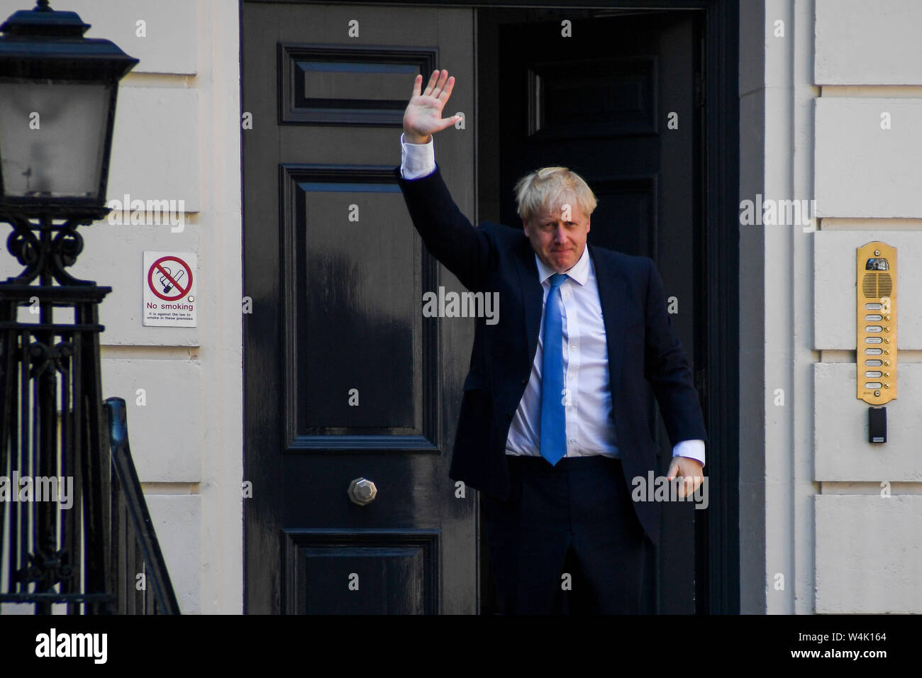 (190724) - Peking, 24. Juli 2019 (Xinhua) - neu gewählte konservative Parteichef Boris Johnson stellt außerhalb der konservativen Führung Hauptsitz in London, Großbritannien am 23. Juli 2019. Der ehemalige britische Außenminister und ex-Bürgermeister von London, Boris Johnson, der Führer der regierenden Konservativen Partei am Dienstag gewählt wurde und Premierminister des Landes zu werden. (Foto von Alberto Pezzali/Xinhua) Stockfoto