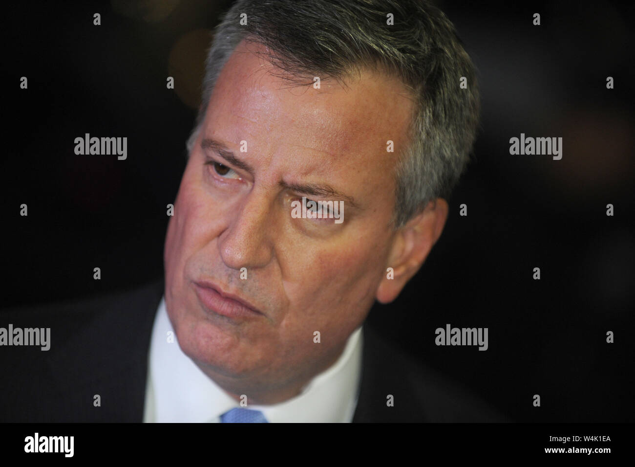 Manhattan, Vereinigte Staaten Von Amerika. Dezember 2008. NEW YORK, NY - DEZEMBER 04: New York City Bürgermeister Bill de Blasio spricht auf einer Pressekonferenz, nachdem er Zeuge war, wie die Polizei am 4. Dezember 2014 in der Polizeiakademie im College Point Viertel des Queens Stadtbezirks in New York City mit neuen Richtlinien umgeschult wurde. Die neuen Polizeirichtlinien kommen auf den Fersen zahlreicher nationaler Vorfälle, bei denen weiße Polizisten schwarze Männer getötet haben. Personen: New York City Bürgermeister Bill de Blasio Transmission Ref: MNC1 Stockfoto