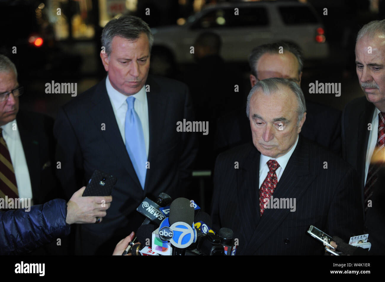 NEW YORK, New York - 04. DEZEMBER: New York City Bürgermeister Bill de Blasio spricht auf einer Pressekonferenz, nachdem er Zeuge geworden ist, wie die Polizei am 4. Dezember 2014 in der Polizeiakademie im Viertel College Point des Queens Borough in New York City mit neuen Richtlinien umgeschult wurde. Die neuen Polizeirichtlinien kommen zahlreichen nationalen Vorfälle auf den Fersen, bei denen weiße Polizisten schwarze Männer getötet haben. Personen: New Yorker Bürgermeister Bill de Blasio, NYPD-Kommissar Bill Bratt Transmission Ref: MNC1 dia Group Inc. 305-632-3400 - Cell 305-513-5783 - Fa Stockfoto
