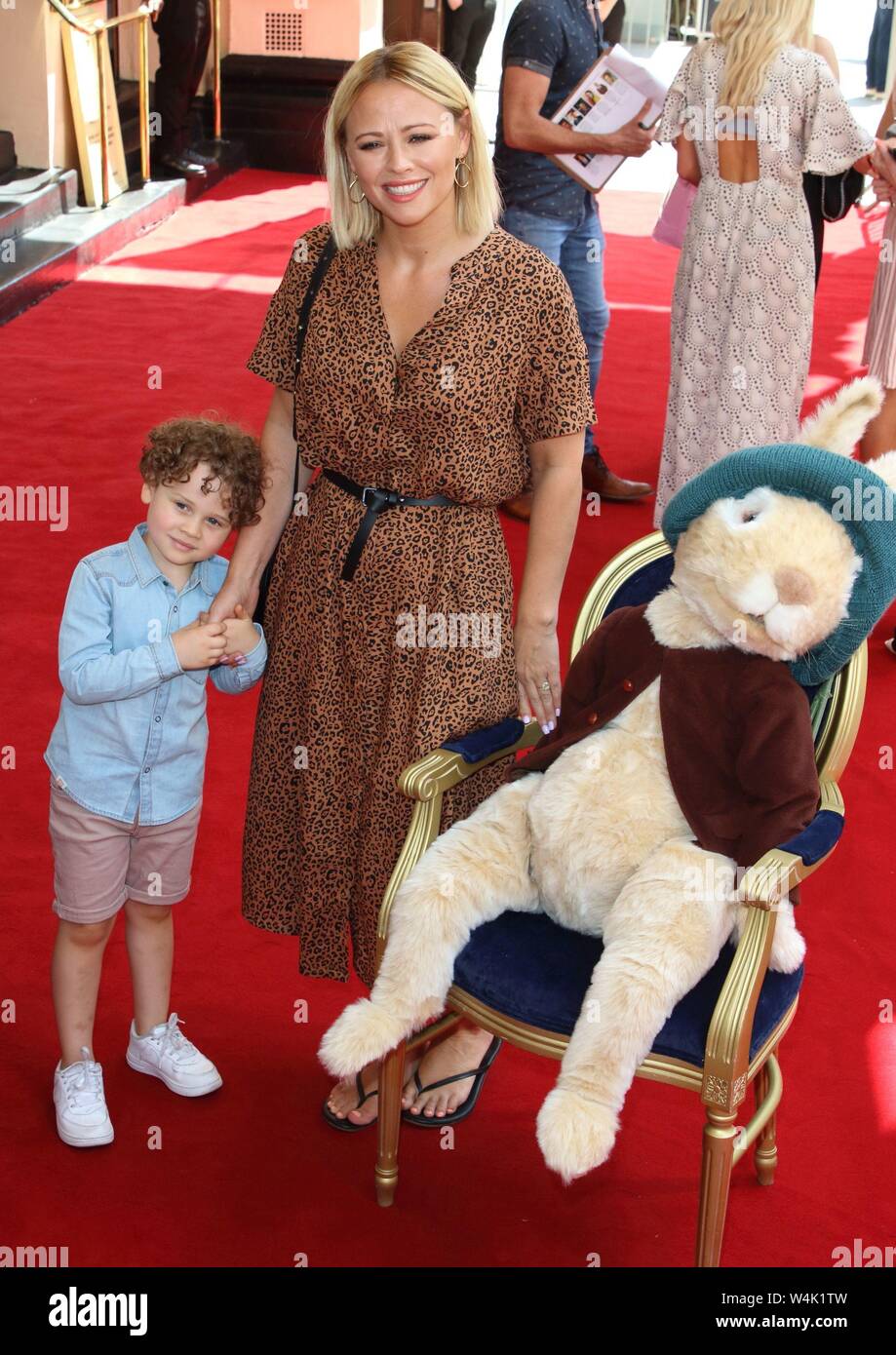 London, Großbritannien. 23. Juli, 2019. Sängerin Kimberley Walsh und Sohn Bobby Scott besucht die Wo ist Peter Rabbit Press Tag im Theatre Royal, Haymarket Credit: SOPA Images Limited/Alamy leben Nachrichten Stockfoto