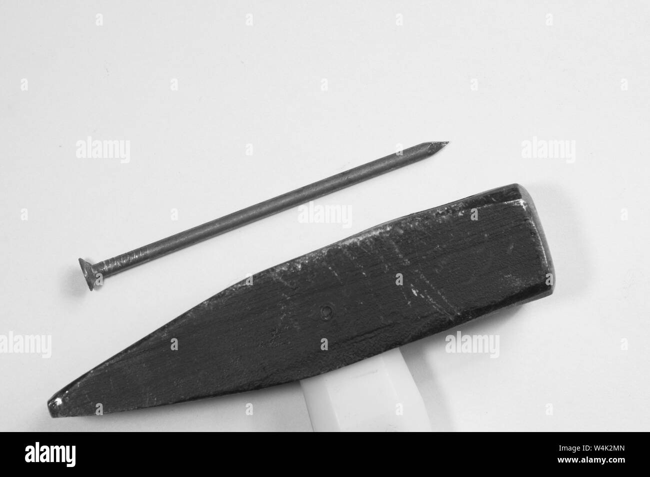 Hammer mit Metall Nagel auf weißem Hintergrund Stockfoto