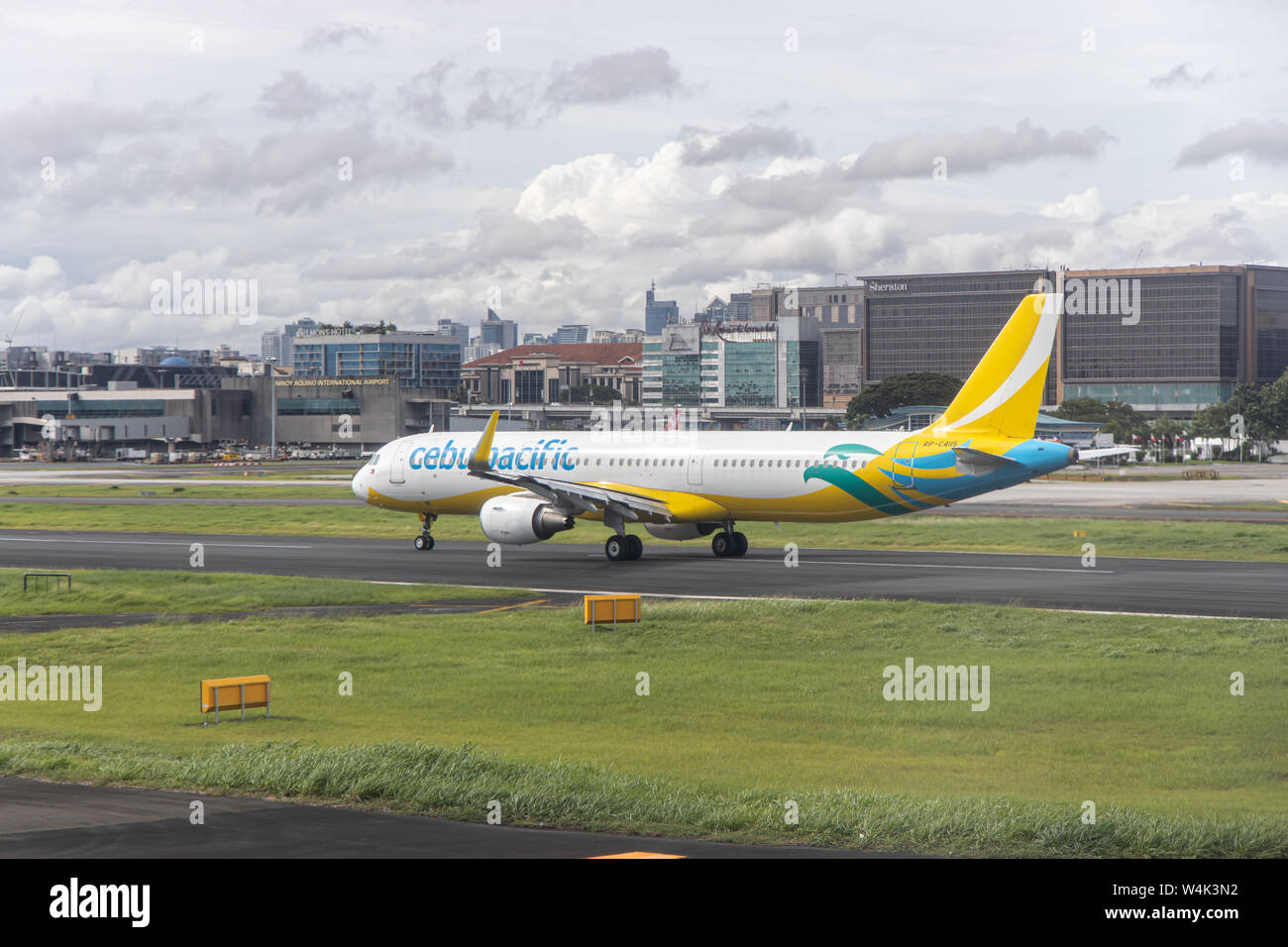 Apr 18, 2019 Cebu Pacific airline Flugzeug auf die Landebahn, Manila, Philippinen Stockfoto