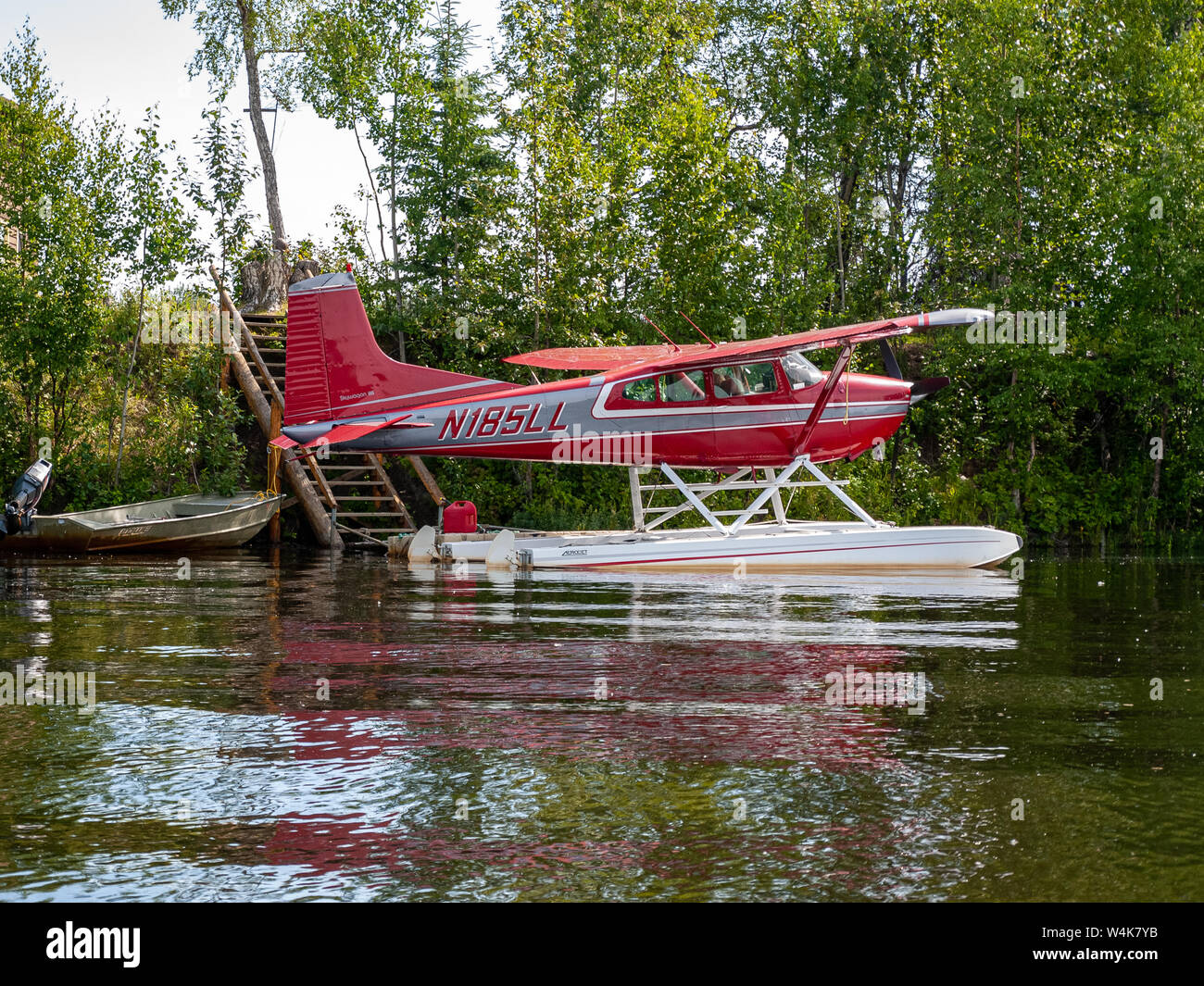 Cessna 185 Float Plane auf Alexander Creek. Alaska. Nordwestlich von Anchorage, Alaska. In der Nähe des Susitna River. Hund auf dem Dock. N185LL Stockfoto