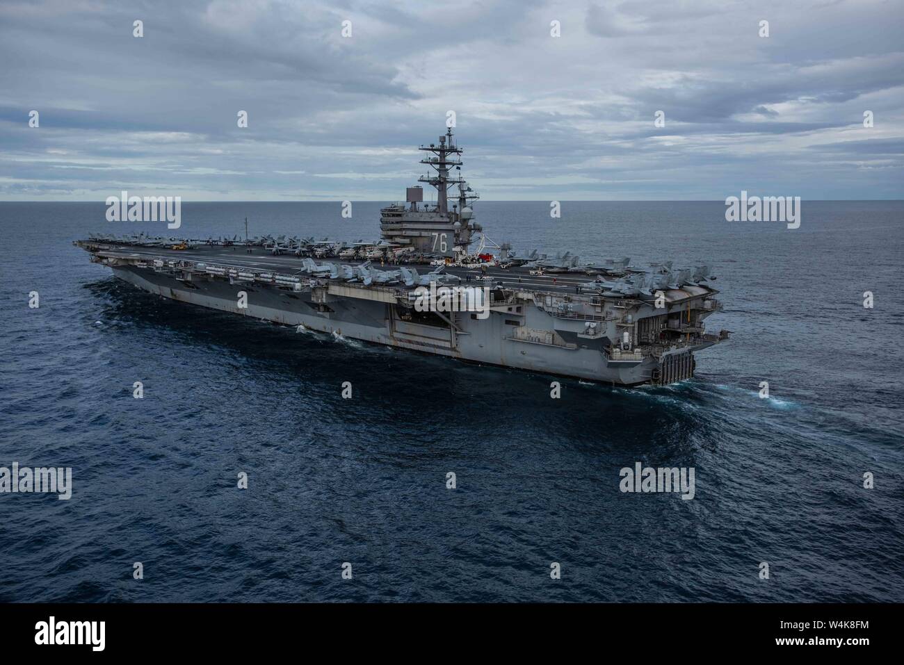 190722-N-PJ 626-5080 CORAL SEA (22. Juli 2019) Die US-Marine mit der bereitgestellten Flugzeugträger USS Ronald Reagan (CVN 76) Kreuzfahrten während der Talisman Sabre 2019. Talisman Sabre 2019 zeigt die Nähe des australischen und US-amerikanischen Allianz und die Stärke der militärischen Beziehung. Dies ist der achte Iteration dieser Übung. (U.S. Marine Foto von Mass Communication Specialist 2. Klasse Kaila V. Peters/Freigegeben) Stockfoto