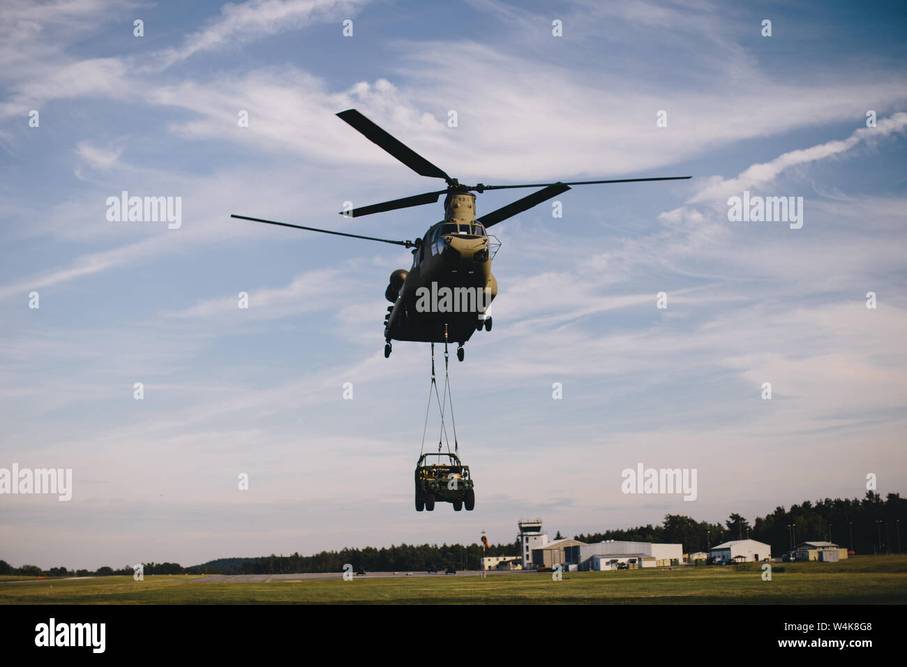 Us-Armee Fallschirmjäger zur 1. Staffel (Airborne), 91st Cavalry Regiment, 173Rd Airborne Brigade Schlinge ein U.S. Army Boden Mobilität Fahrzeug laden, um einen CH-47 Chinook in Vorbereitung für Luft angreifen in Hohenfels, Deutschland während der Übung Sabre Bildschirm 19, Juli 22, 2019 zugeordnet. Die 173Rd Airborne Brigade ist der US-Armee Contingency Response Force in Europa, die schnell einsatzfähigen Kräften, in die Vereinigten Staaten, Europa, Afrika und Zentrale Befehle Verantwortungsbereiche. Vorwärts im Einsatz in Italien und Deutschland, die Brigade routinemäßig Züge neben den NATO-Verbündeten und Par Stockfoto