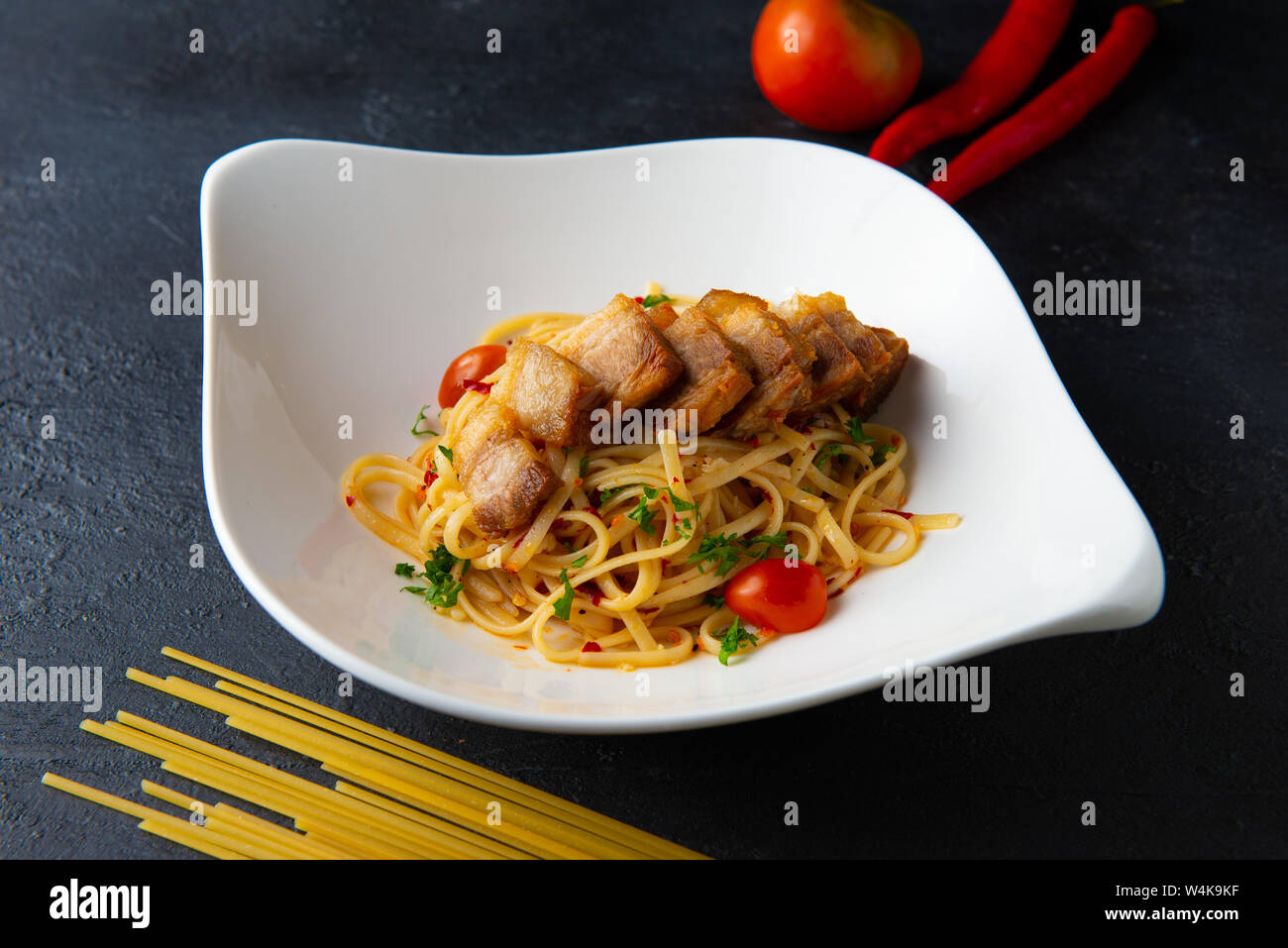 Knuspriger Schweinebauch Spaghetti mit Hintergrund Stockfoto