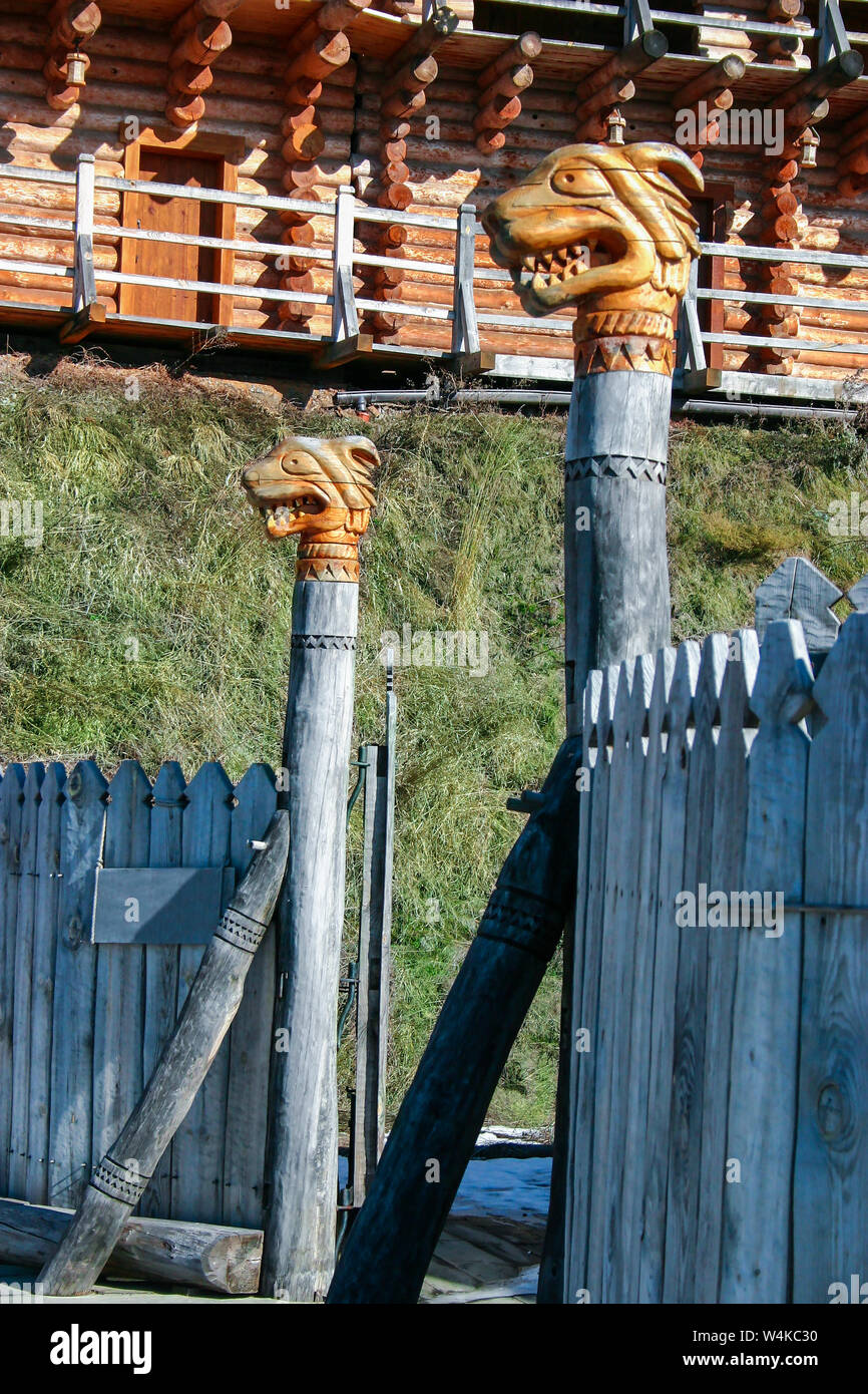 Tor in der architektonischen Historical Park. Totem gate Beiträge mit geschnitzten mythischen Skandinavischen dragon Verteidiger. Handarbeit Holzschnitzerei. Stockfoto