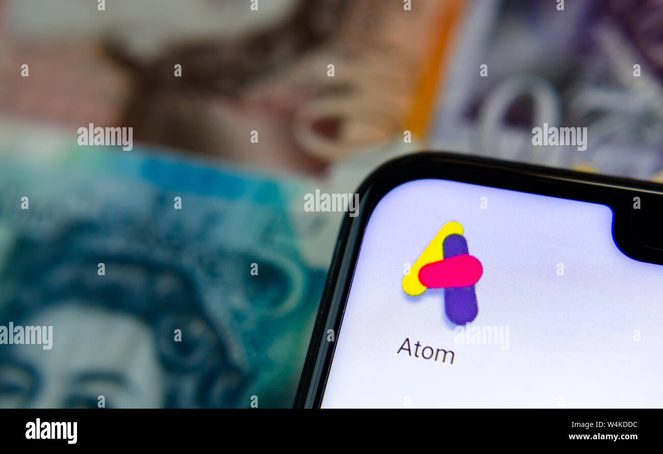 Atom bank Logo auf dem Bildschirm des Smartphones Stockfoto