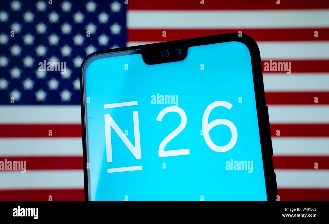 N26 Bank app Start Bildschirm auf dem Smartphone Display mit der amerikanischen Flagge im Hintergrund. Konzeptionelle Foto für digitale Bank uns auf den Markt. Stockfoto