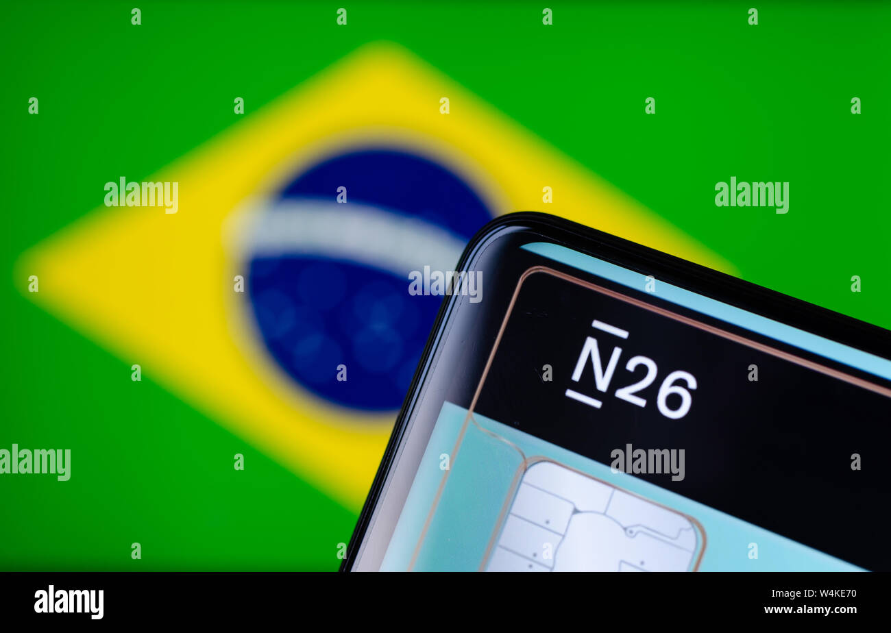 N26 Bank Logo auf dem Bildschirm des Smartphones mit der Flagge von Brasilien auf dem Hintergrund. Konzeptionelle Foto für digitale Bank in brasilianischen Markt. Stockfoto