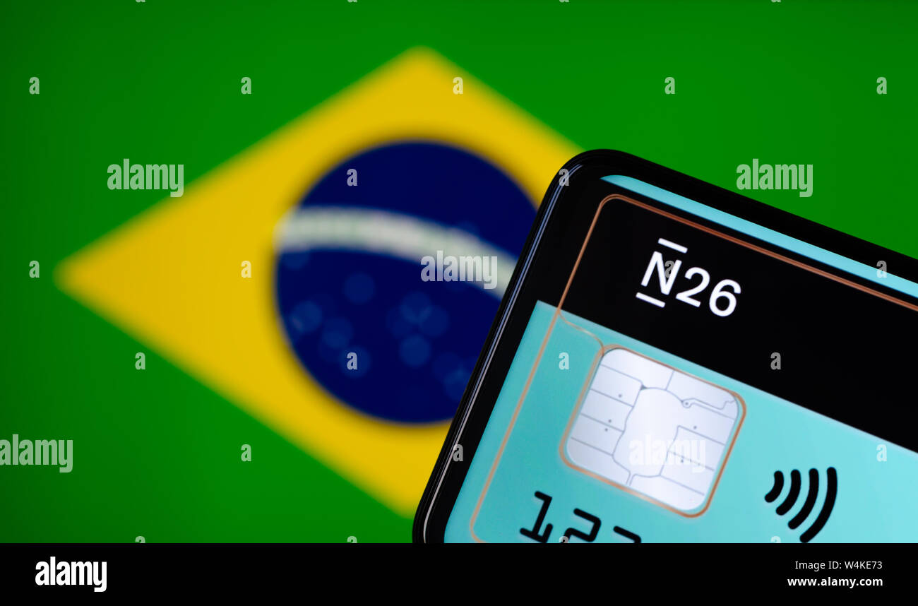 N26 Bank Logo auf dem Bildschirm des Smartphones mit der Flagge von Brasilien auf dem Hintergrund. Konzeptionelle Foto für digitale Bank in brasilianischen Markt. Stockfoto
