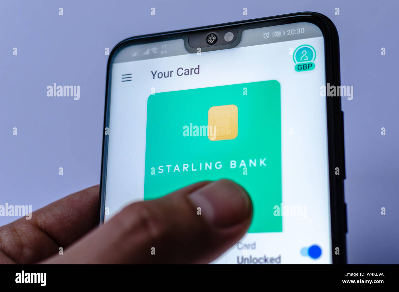 STARLING Bank App auf dem Bildschirm des Smartphones und einen Finger bereit, ihn zu berühren. Foto zeigt eine digitale Bank. Stockfoto