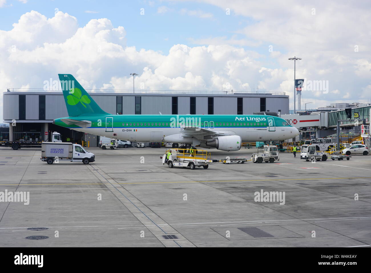 HEATHROW, ENGLAND-3 APR 2019 - Ansicht eines Airbus A320 Flugzeug von der irischen Fluggesellschaft Aer Lingus (EI) mit einem Shamrock auf seinem Schwanz in London Heathrow Airpor Stockfoto