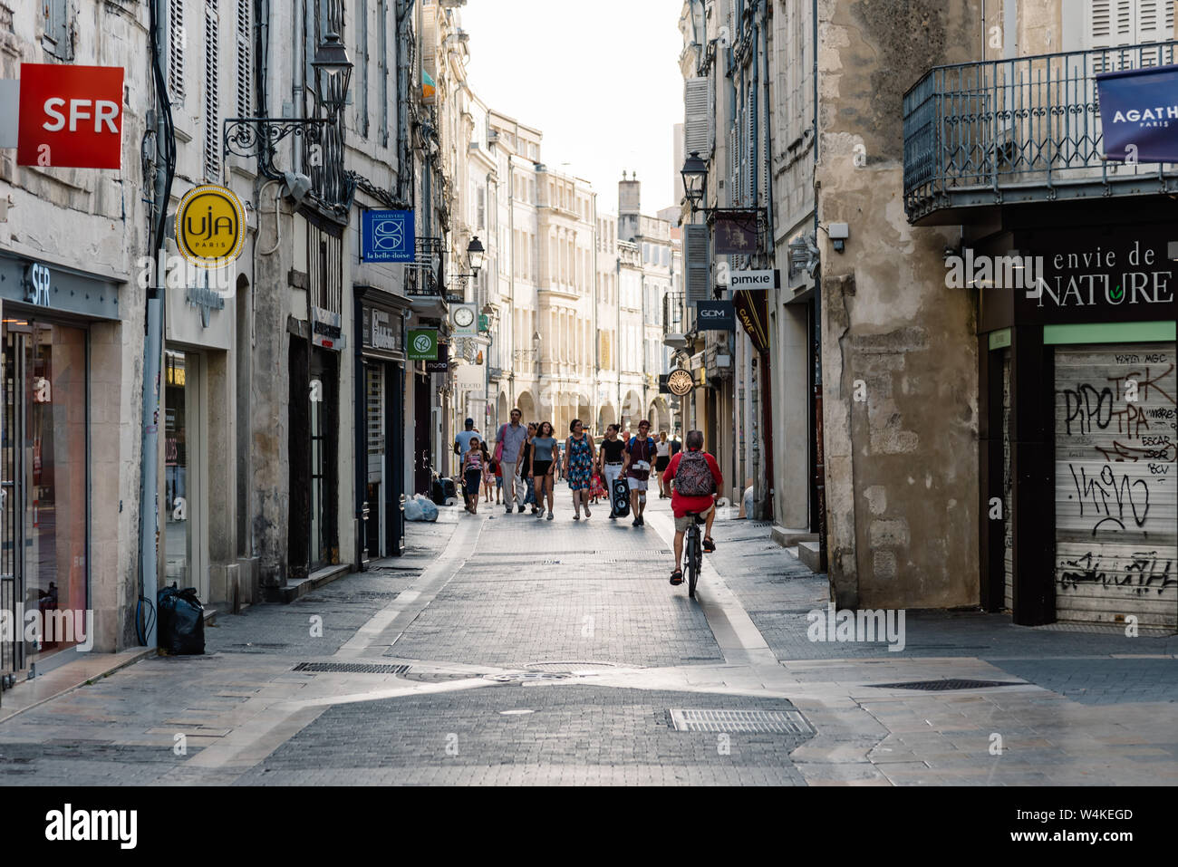 La Rochelle, Frankreich - August 6, 2018: Street Scene in der Altstadt von La Rochelle Stockfoto