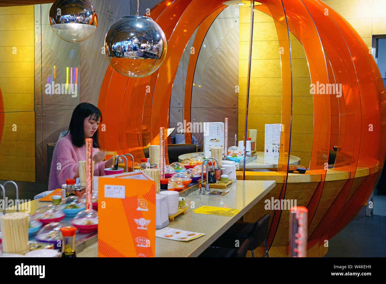 HEATHROW, ENGLAND-3 APR 2019 - Ansicht einer Yo Kaiten Sushi Restaurant am Flughafen London Heathrow (LHR) in der Nähe von London. Stockfoto