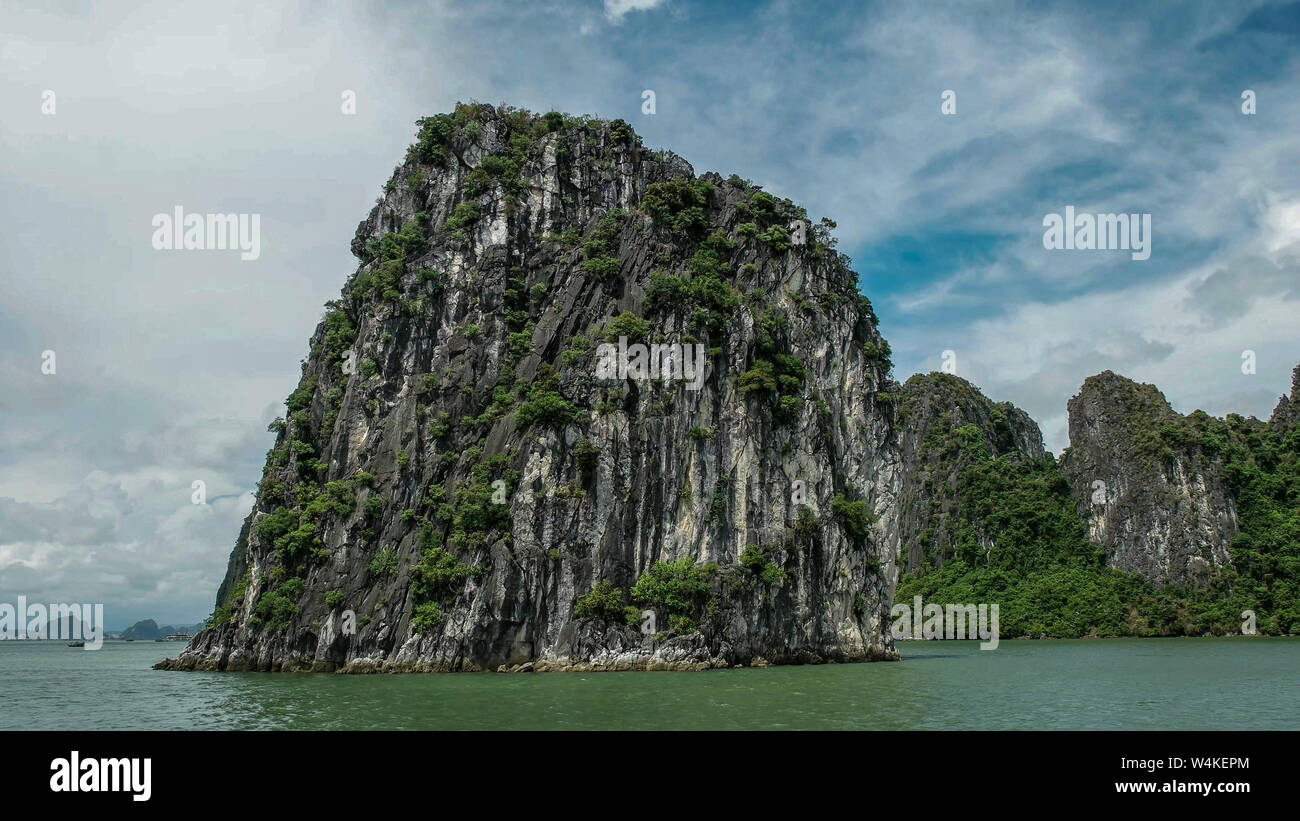 Nahaufnahme einer Kuppel geformte Insel an der Ha Long Bay Stockfoto