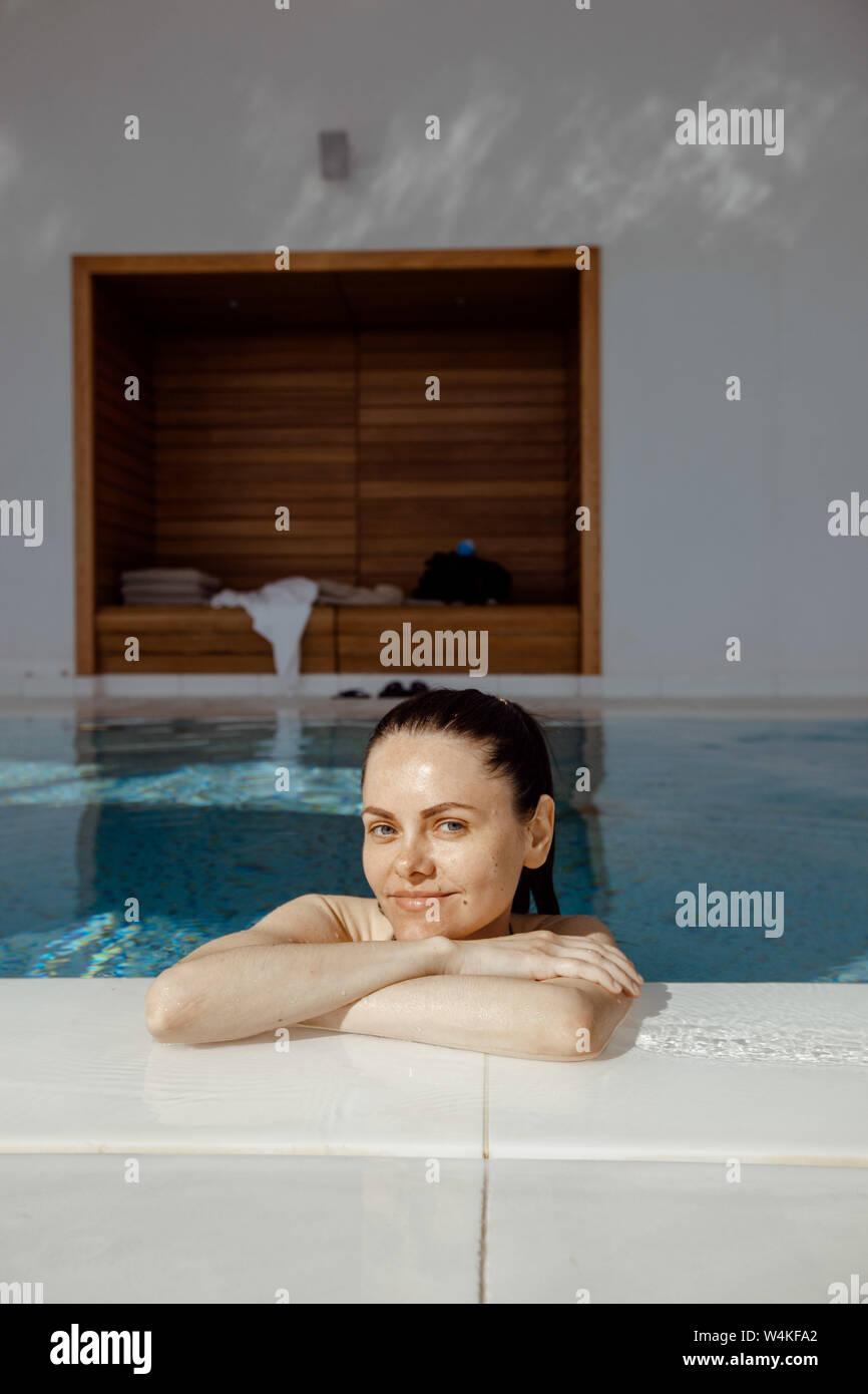 Lächelnde Frau Ruhe im Schwimmbad Stockfoto Lächelnde Frau Ruhe im Schwimmbad Stockfoto