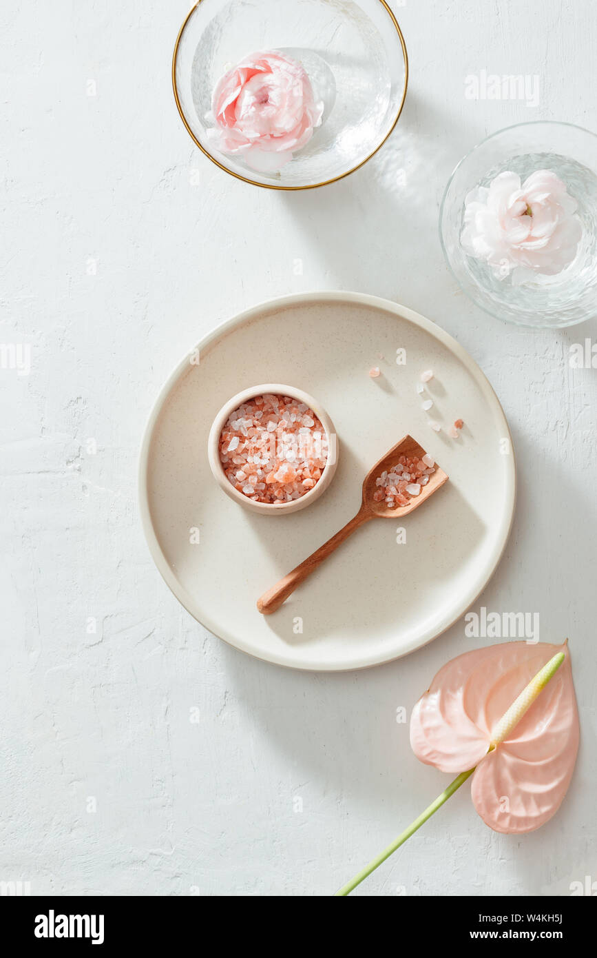 Organic Natural Spa und Hautpflege Inhaltsstoffe mit natürlicher Seife, Blumen, Öl Flasche, Handtuch, Salz Stockfoto