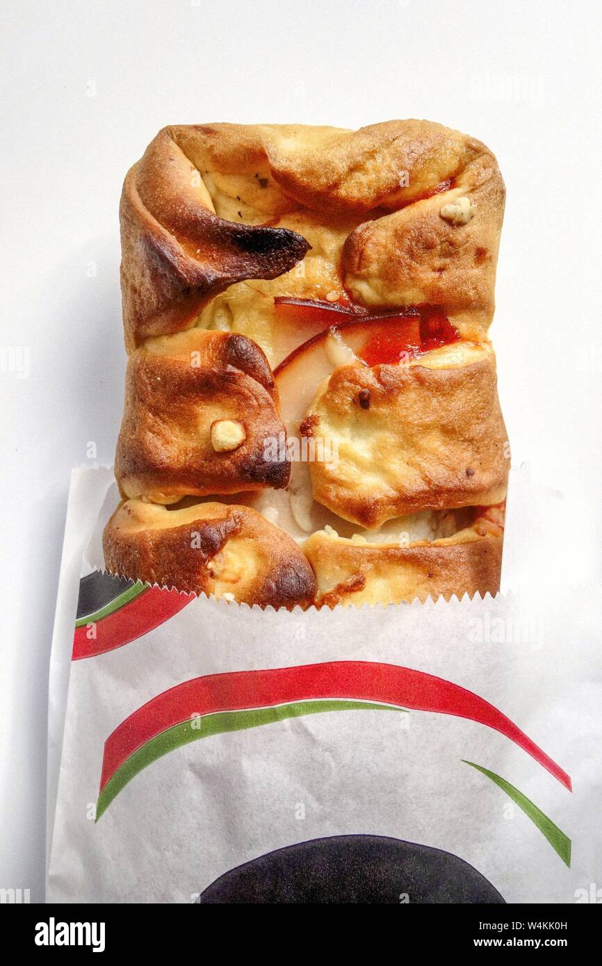 Gebackene Brötchen mit Pizza befüllen Stockfoto