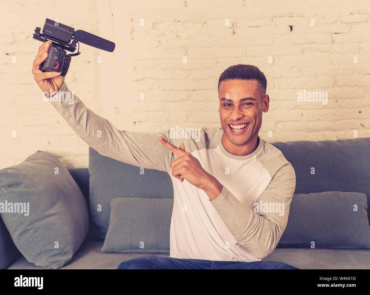 Life style Porträt der jungen glücklich männlichen Blogger auf dem Kameradisplay Dreharbeiten ein Video Tutorial für das Internet. Tausendjährigen Menschen, neue Mode und moderne Stockfoto