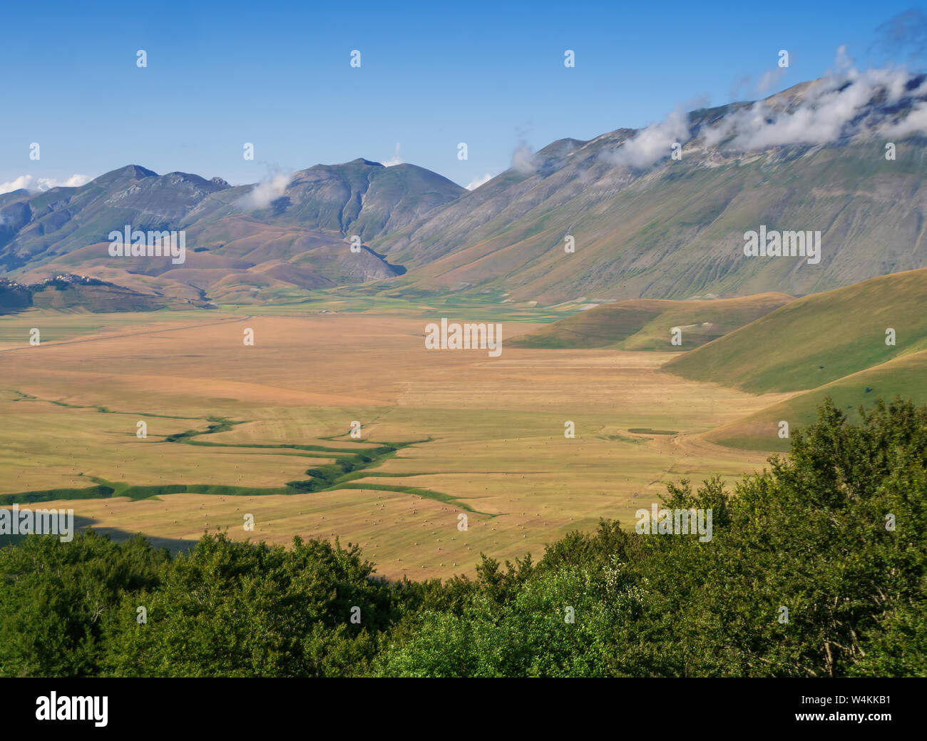 Castelluccio Di Norcia in Umbrien, Italien. Felder und Hügel, Apennin hinter, sonnigen Tag. Bunte Landschaft Blick über das Tal, unifarben. Stockfoto