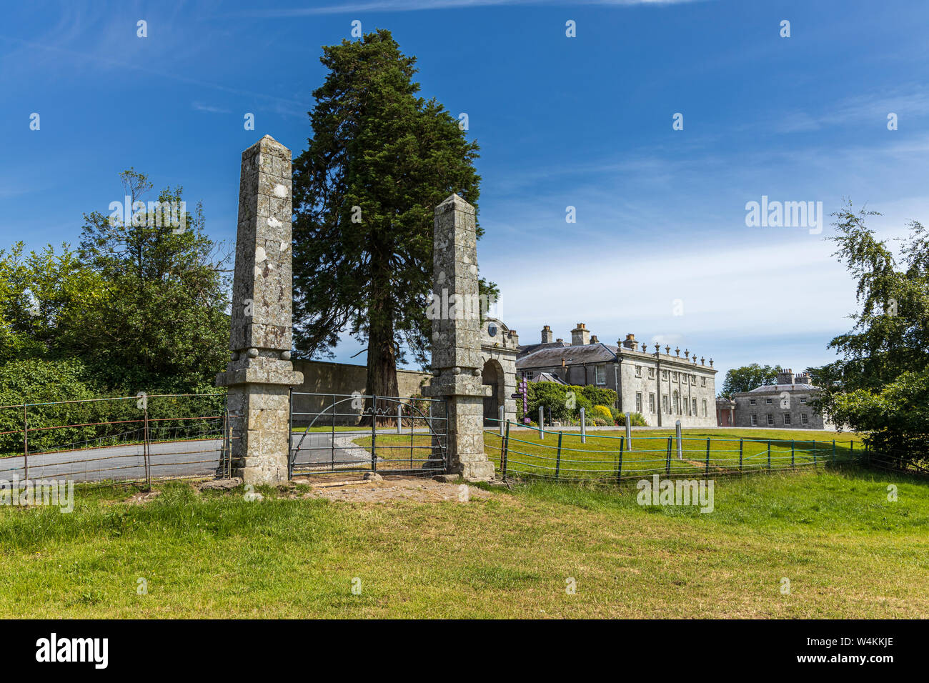 Obelisken im Schloß Bad Berleburg und Parklandschaften, Blessinton, County Wicklow, Irland Stockfoto