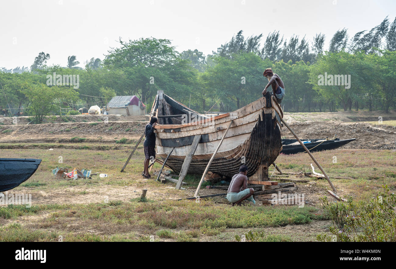 Lokalen Dorf Menschen konstruieren Fischerboot. Stockfoto
