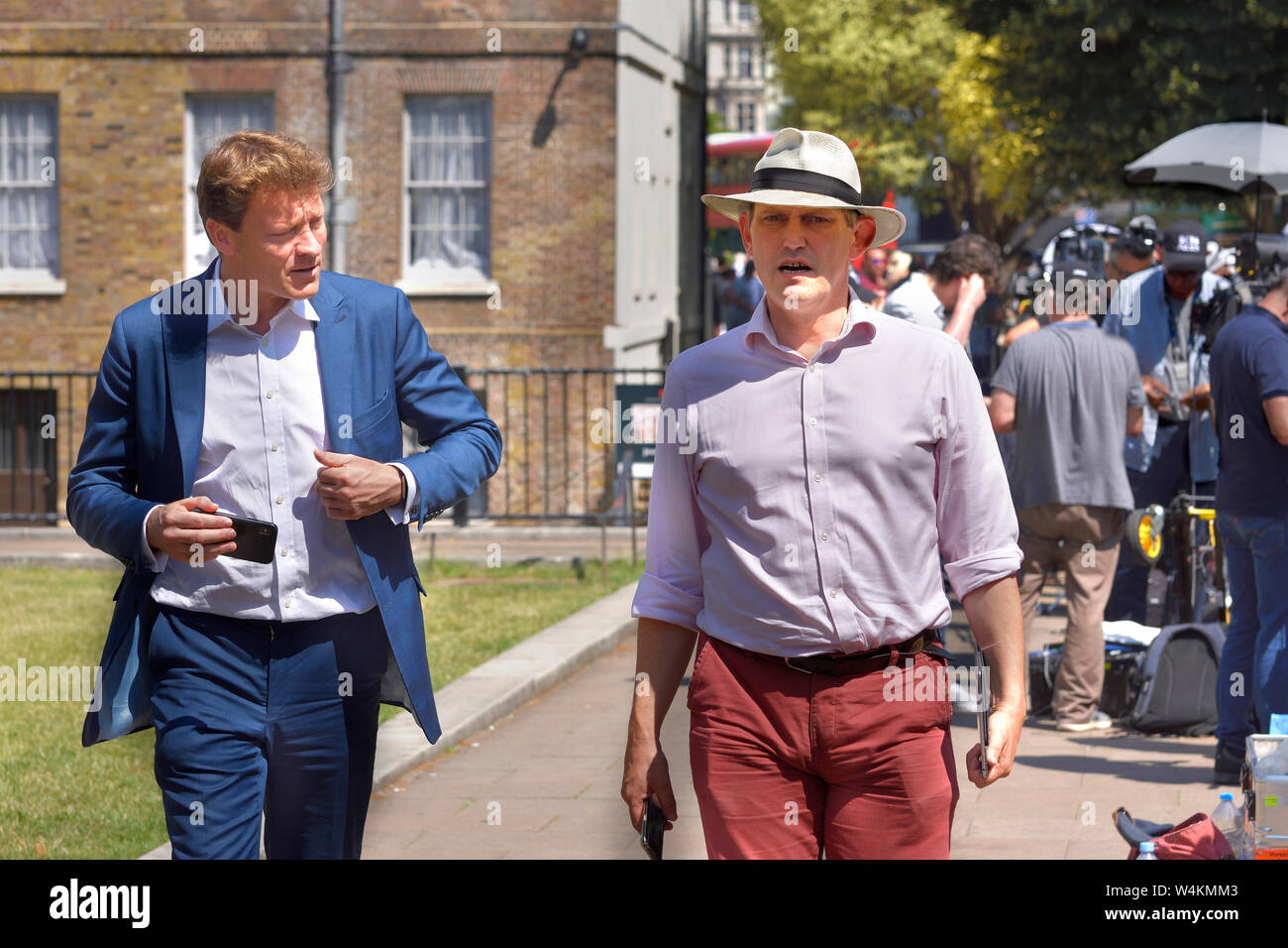 Richard Tice, MDEP, Vorsitzender des Brexit Partei mit Gawain Towler, Leiter der Partei der Presse, im College Green, Westminster, Juli 2019 Stockfoto