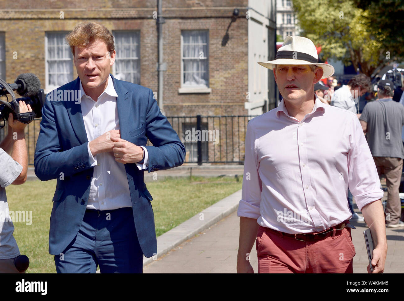 Richard Tice, MDEP, Vorsitzender des Brexit Partei mit Gawain Towler, Leiter der Partei der Presse, im College Green, Westminster, Juli 2019 Stockfoto