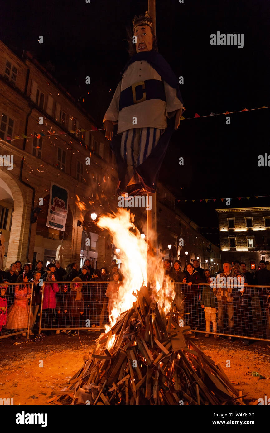 Fermo, Italien - Februar 9, 2016: Ritual Performance mit dem Verbrennen des Königs Puppe in Fermo Altstadt, Italien. Gewöhnliche Leute beobachten, die das Lagerfeuer in der n Stockfoto