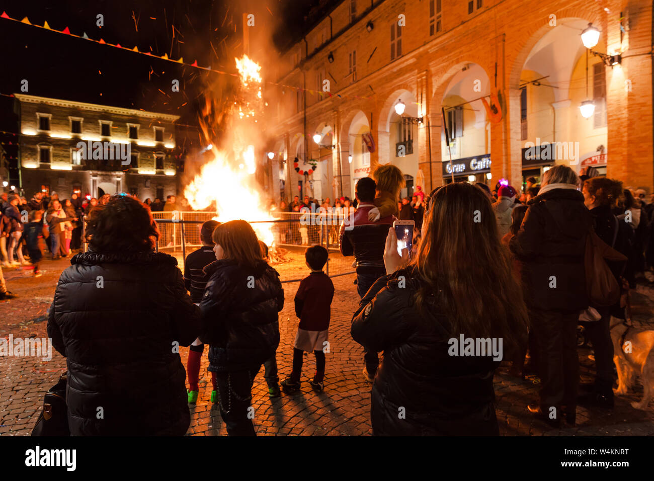 Fermo, Italien - Februar 9, 2016: die Menschen am Lagerfeuer Nachtwache, ritual Performance mit dem Verbrennen des Königs Puppe in Fermo Altstadt, Italien Stockfoto
