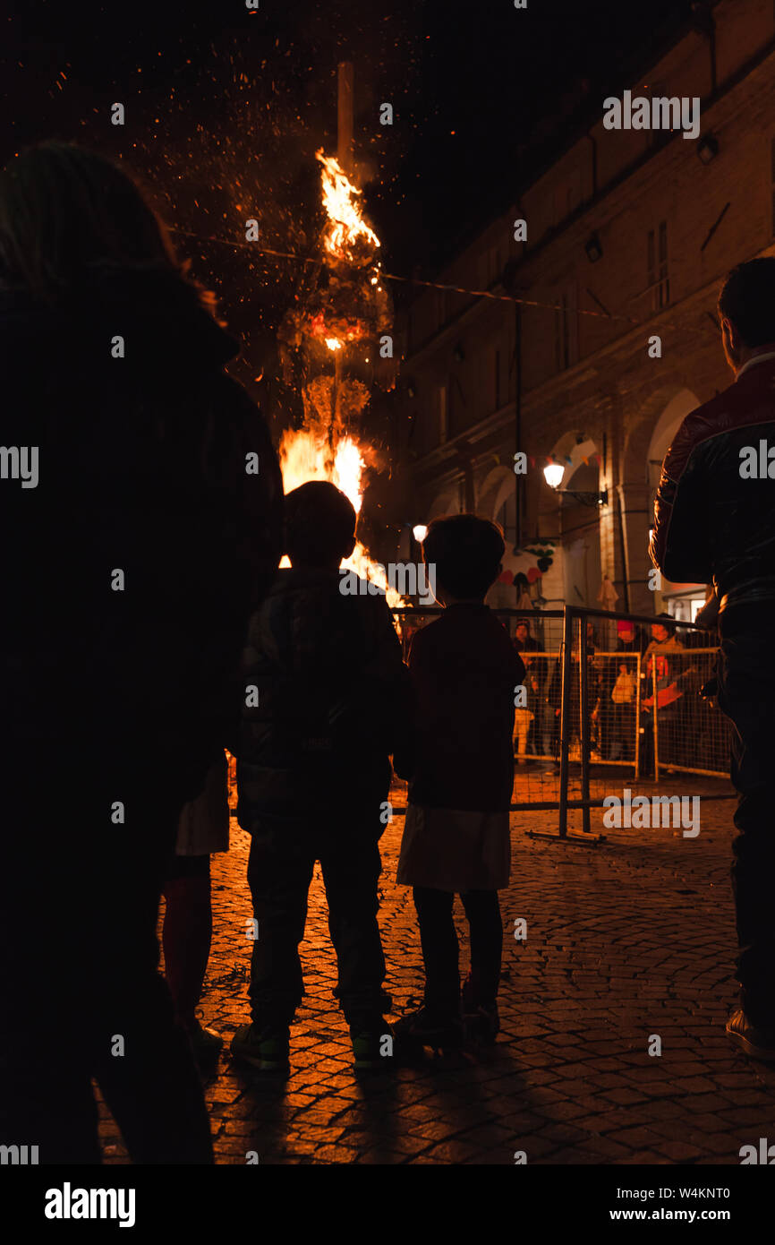 Fermo, Italien - Februar 9, 2016: die Menschen das Feuer Wache bei Nacht, rituelle Verbrennung des Königs Puppe in Fermo Altstadt, Italien Stockfoto