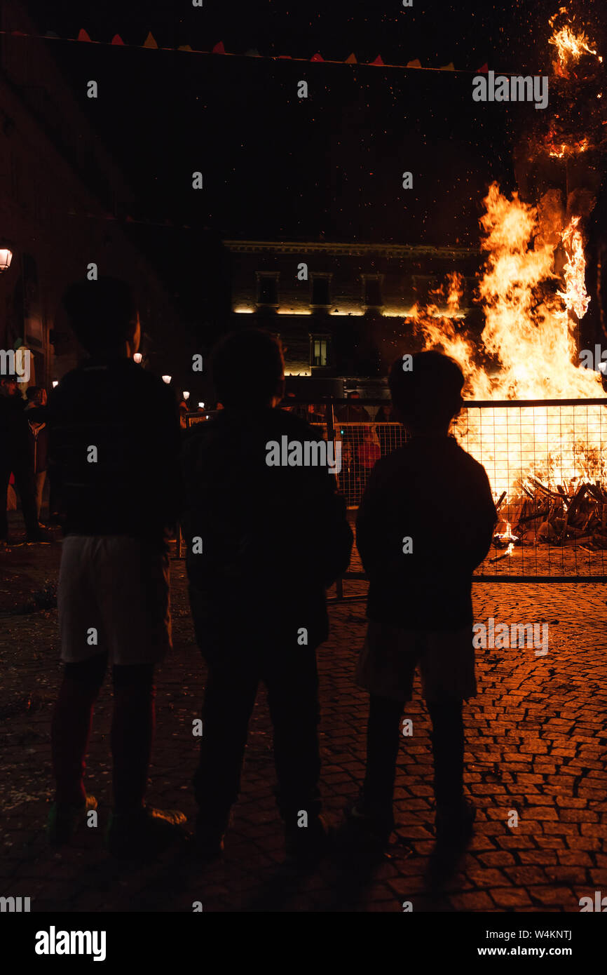 Fermo, Italien - Februar 9, 2016: die Menschen am Lagerfeuer Nachtwache, rituelle Verbrennung des Königs Puppe in Fermo Altstadt, Italien Stockfoto
