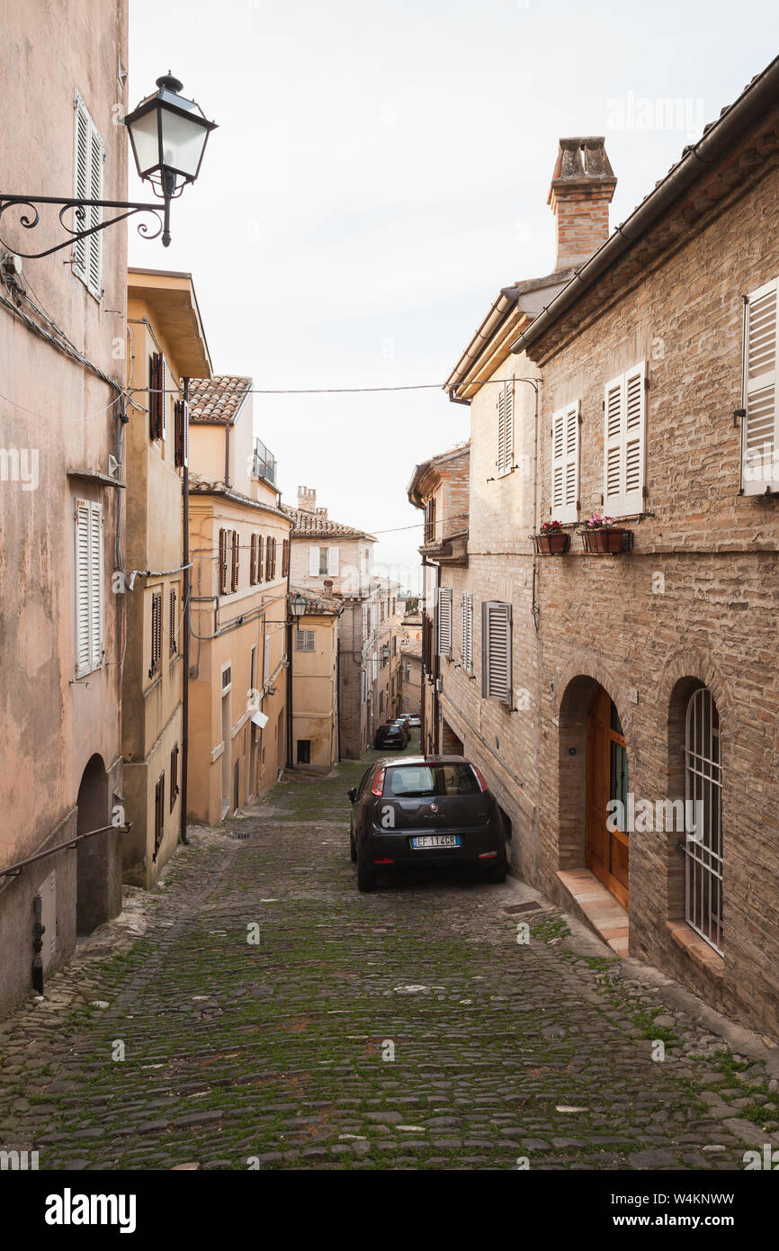 Fermo, Italien - 11. Februar 2016: Vertikale Perspektive street view Fermo, der Italienischen Altstadt Stockfoto