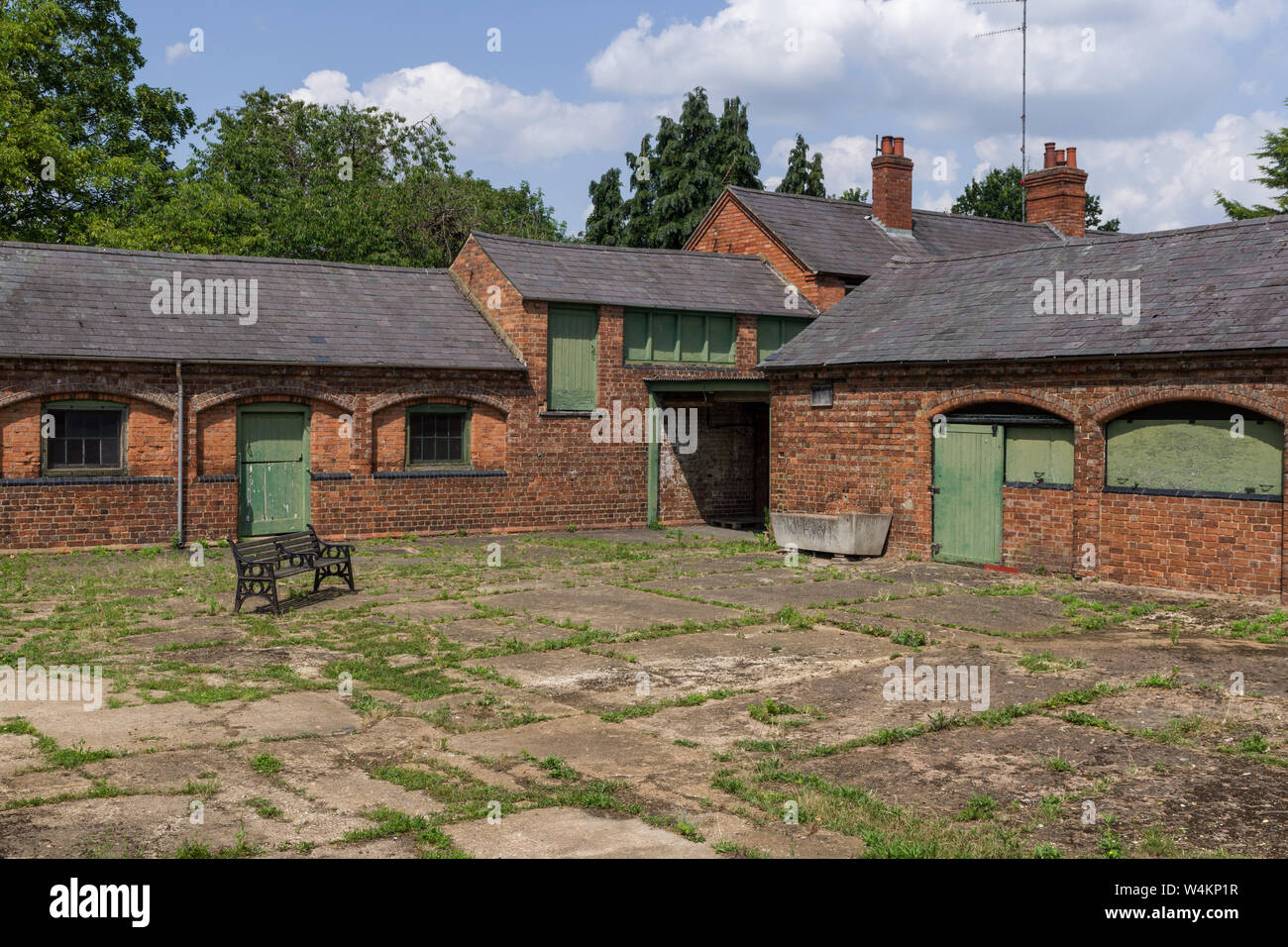 Wirtschaftsgebäude aus dem 19. Jahrhundert ursprünglich als Stallungen auf dem Gelände des historischen Delapre Abtei, Northampton, Großbritannien Stockfoto