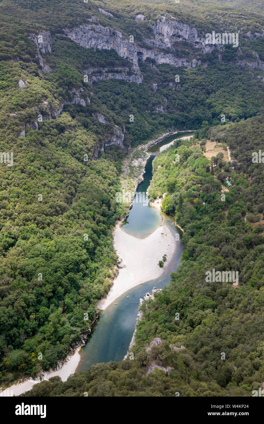 Blick auf den Fluss Ardèche in den Gorges de l'Ardèche aus dem Balcon Gournier, Aiguèze, Auvergne-Rhone-Côte d'Azur, Provence, Frankreich, Europa Stockfoto