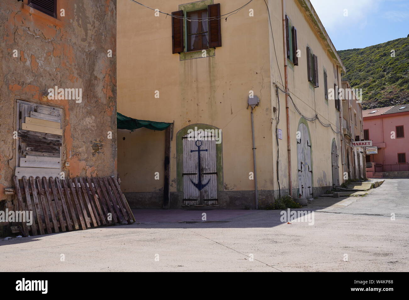 Dorf Argentiera in Sardinien ruiniert. Verlorene Orte mit verlassenen und zerstörten Gebäude in Argintiera, in Sardinien (Italien) Stockfoto