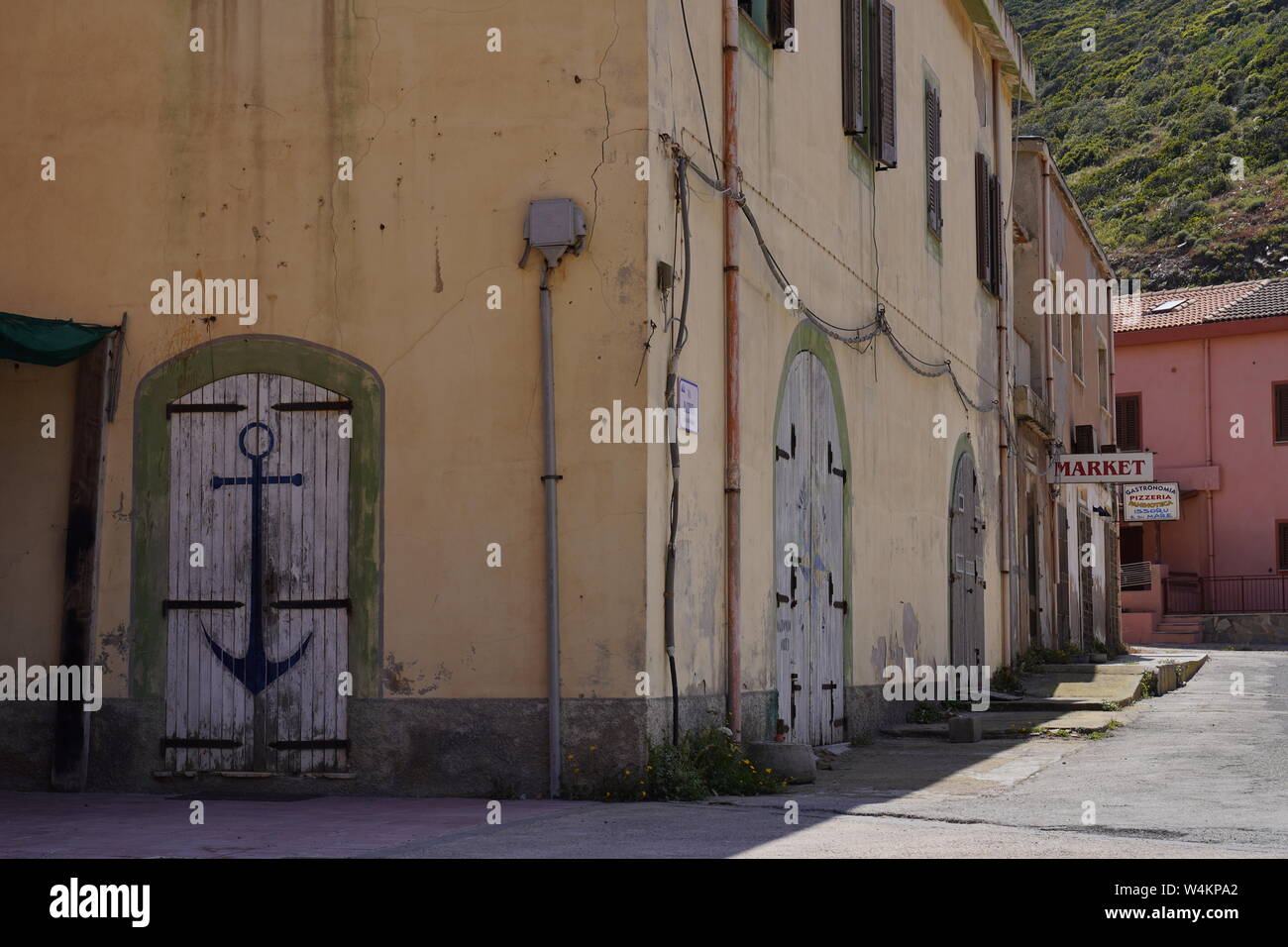 Dorf Argentiera in Sardinien ruiniert. Verlorene Orte mit verlassenen und zerstörten Gebäude in Argintiera, in Sardinien (Italien) Stockfoto