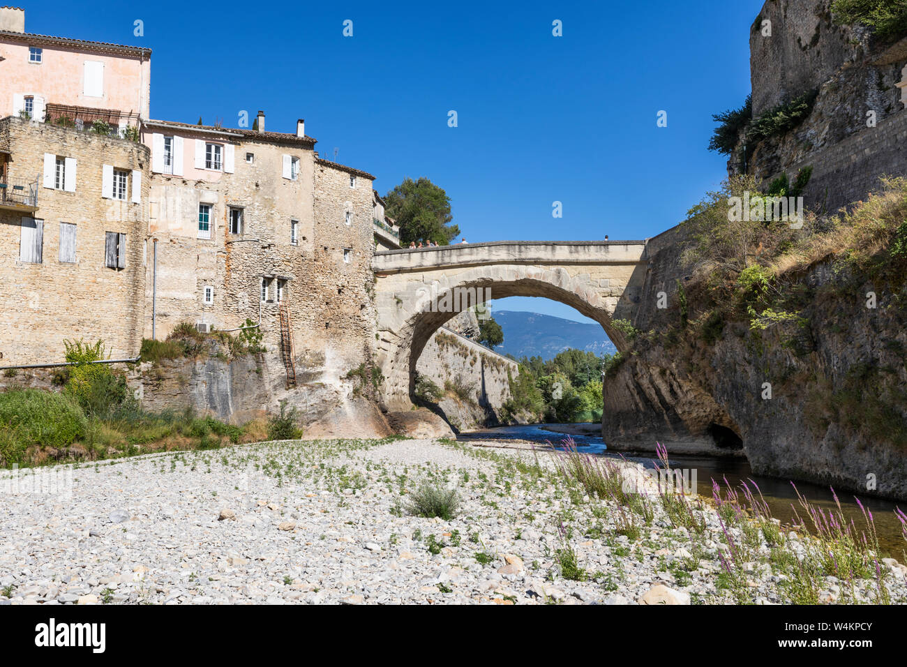 Der Pont Romain über den Fluss Ouveze, Vaison-la-Romaine, Vaucluse, Provence-Alpes-Côte d'Azur, Frankreich, Europa Stockfoto