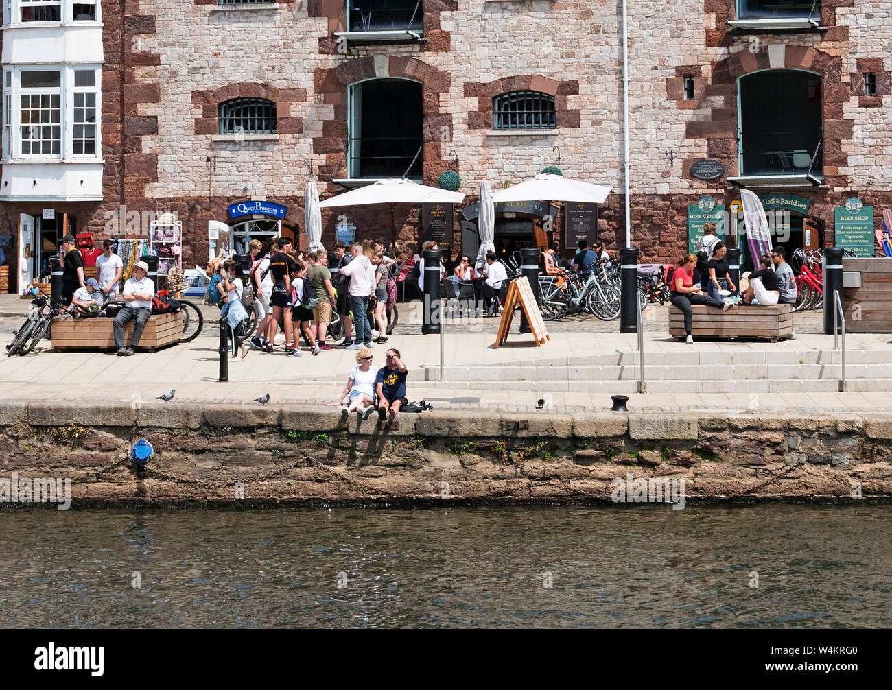 Cafés und Leute an den historischen Kai von Exeter, Devon, England, Großbritannien, Großbritannien. Stockfoto